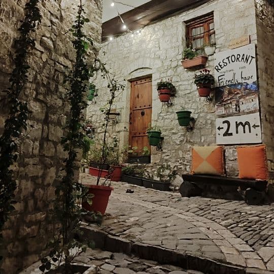 Callejón en Berat. Friendly House.