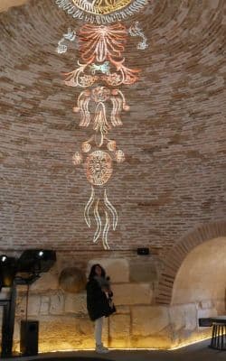 proyeccion en el centro de interpretación de la Torre de Durres