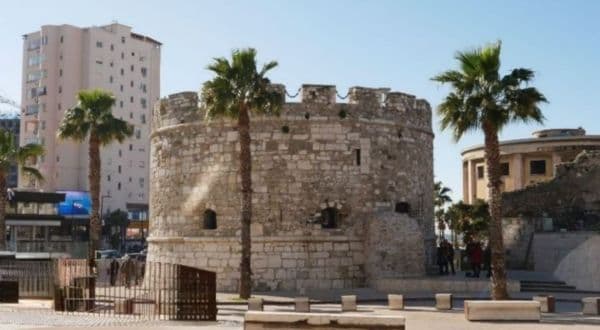 Torre veneciana de Durres entre palmeras