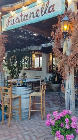 Entrada al restaurante del agroturismo Fustanellla