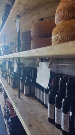 Estantes con vino y queso de la tienda del agroturismo de Mziri i zanave