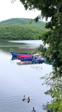 Barcas sobre el Lago Topama en Kantina Duka.