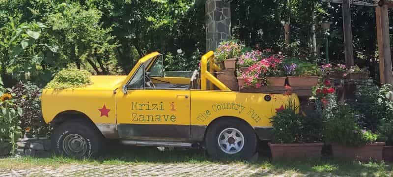 coche publicitario a la entrada del agroturismo Mziri i Zanave
