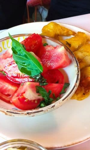 plato con tomate y albahaca