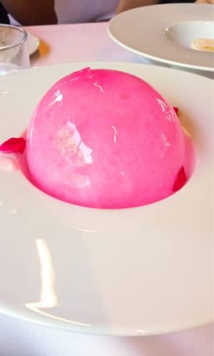 Esfera de hielo rosa que esconde en su interior un postre