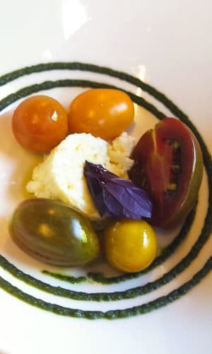 Plato con distintos tipos de tomate y queso artesanal