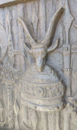 Alto relieve del casco en la tumba de skanderbeg