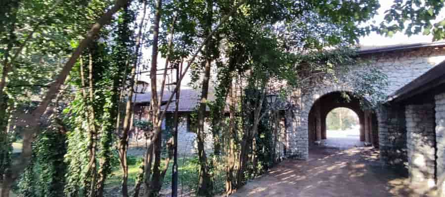 VIsta de uno de los pasillos exteriores del pabellón de caza