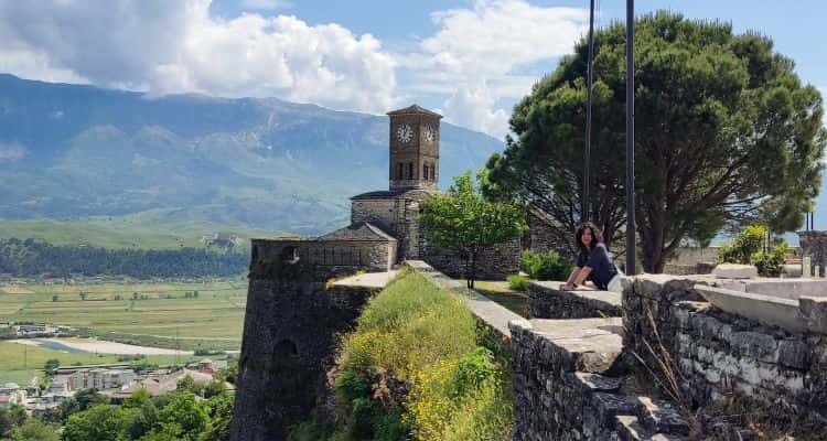 El siempre presente reloj del castillo de Gjirokastra ( y yo 😊)