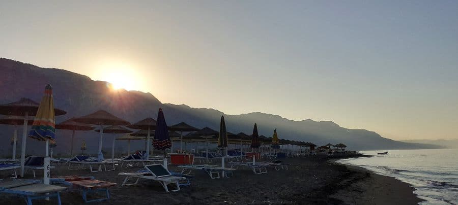 Puesta de sol en una playa de la región de Shkodër