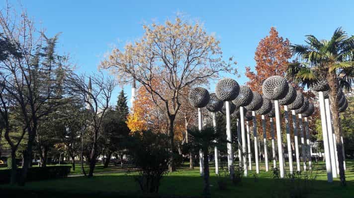 Monumento a la paz en el parque del ayuntamiento