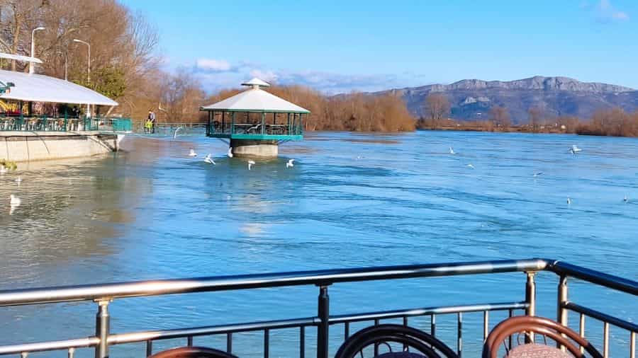 Vista del rio Drin desde uno de sus restaurantes