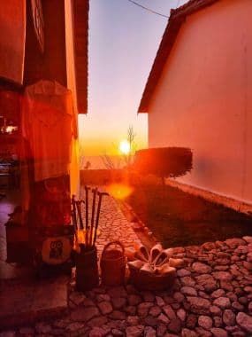 Artículos del mercado de kruja con la puesta de sol detras