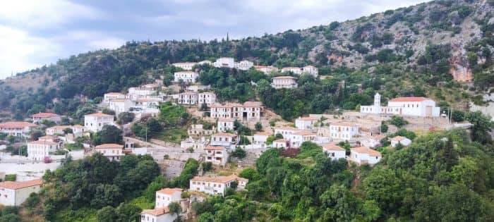 Vista de la localidad de Dhermi
