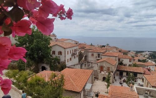 reconstruccion de las casas del `pueblo de Dhermi realizada por el hotel.