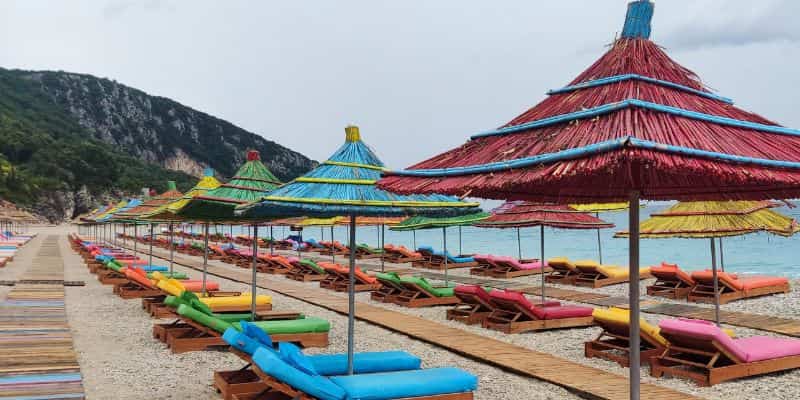 Tumbona de colores en la playa de Dhermi