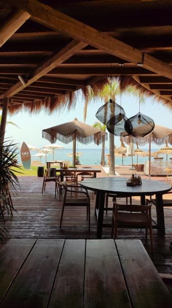 Vista de la playa de Borsh desde las mesas del Beach club carpe Diem