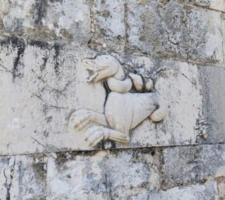 Grabado 1 en la pared del monasterio de Mesopotam