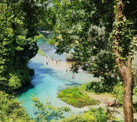 Bañistas en el ojo azul