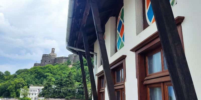 ventanas y tragaluces de una casa otomana rehabilitada con el castillo de Gjirokastra al fondo