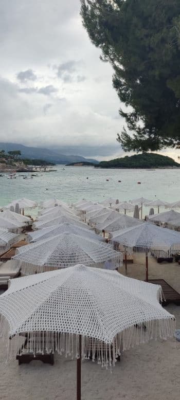 Campo de sombrillas en las playas de Ksamil