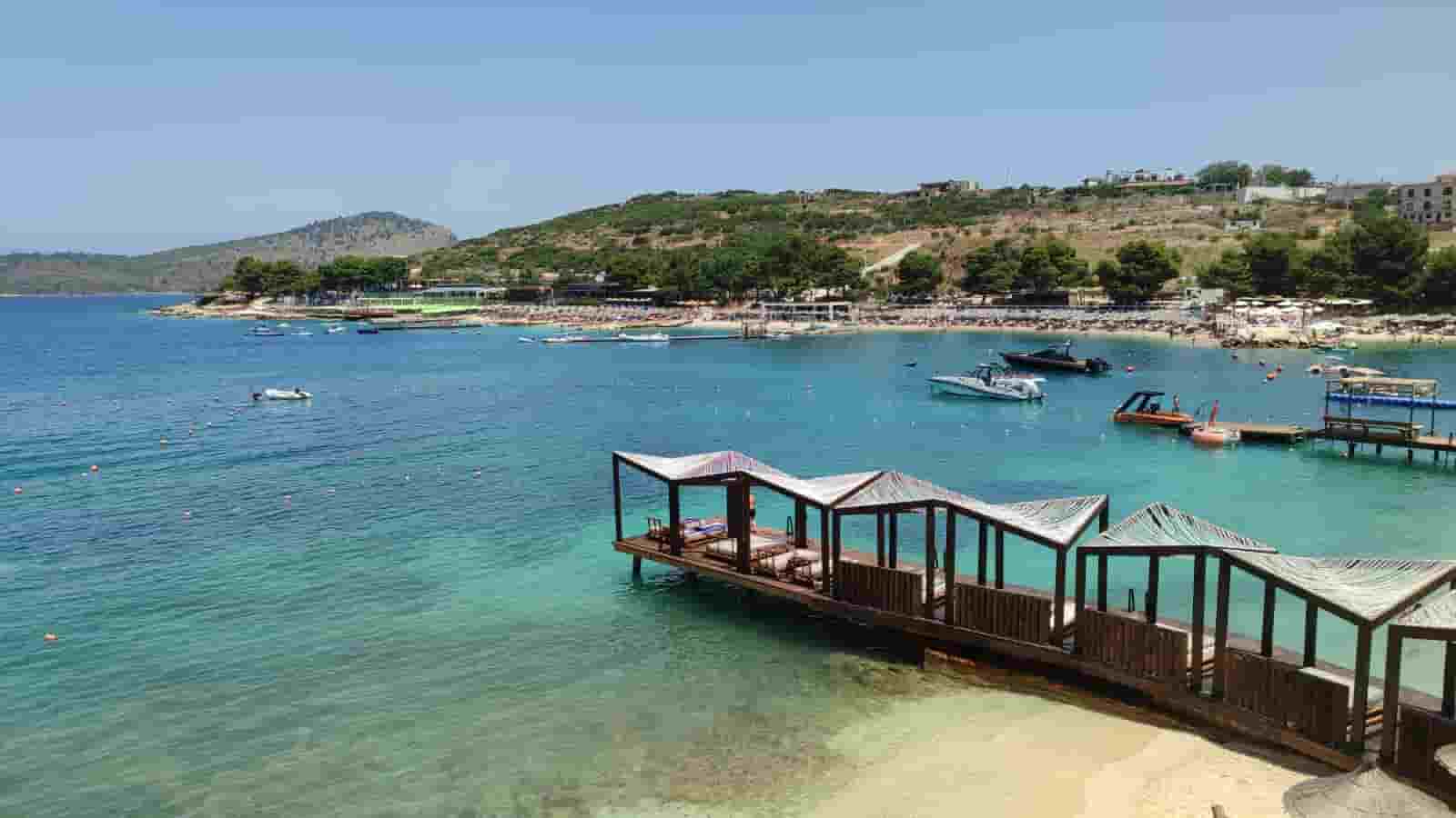 Construcción sobre el mar para tumbonas en Ksamil