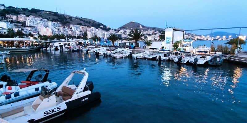 Barcos en un pequeño puerto de Saranda