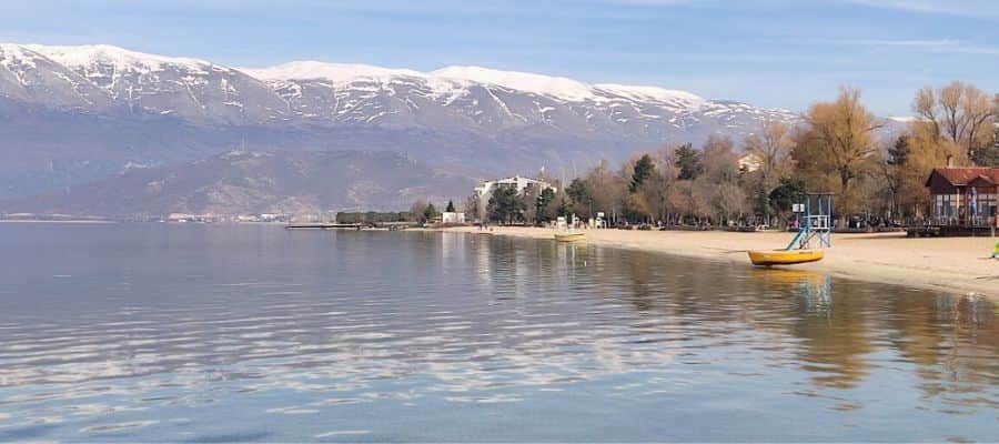 Lago de Ohrid por la parte albanesa en la ciudad de Pogradec