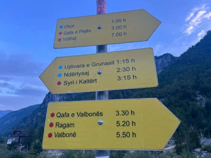 Señalización en el sendero Valbona Theth