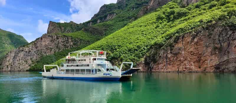 Ferry del lago Koman