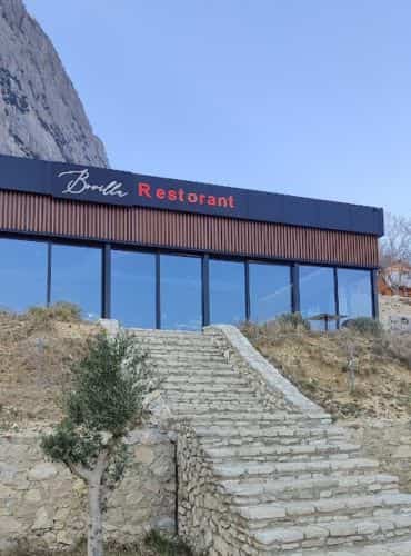 Restaurante en el lago Bovilla
