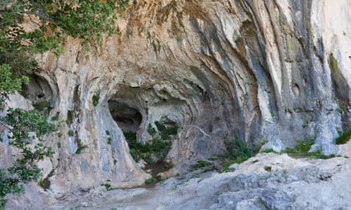 Cueva en el parque nacional del Dajti, en el area del lago Bovilla