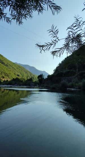 Como todo el mundo va al río Shala, nosotros nos fuimos a el Río Drin.