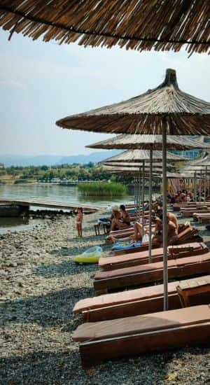 Una de las numerosas playas que bordean el lago Pogradeç.