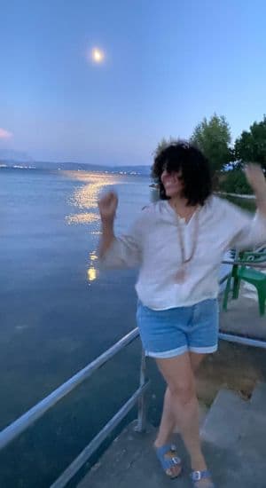 En Albania, la noche llega y te sorprende  bailando.