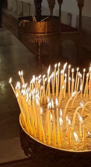 Participando en sus tradiciones.