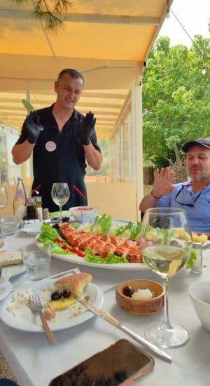 Tal y como salió del agua, a la cazuela 
en el restaurante Zemra Ballkanit.
Os recomiendo mucho probar la 
trucha asalmonada
 de los ríos de Shkodra.